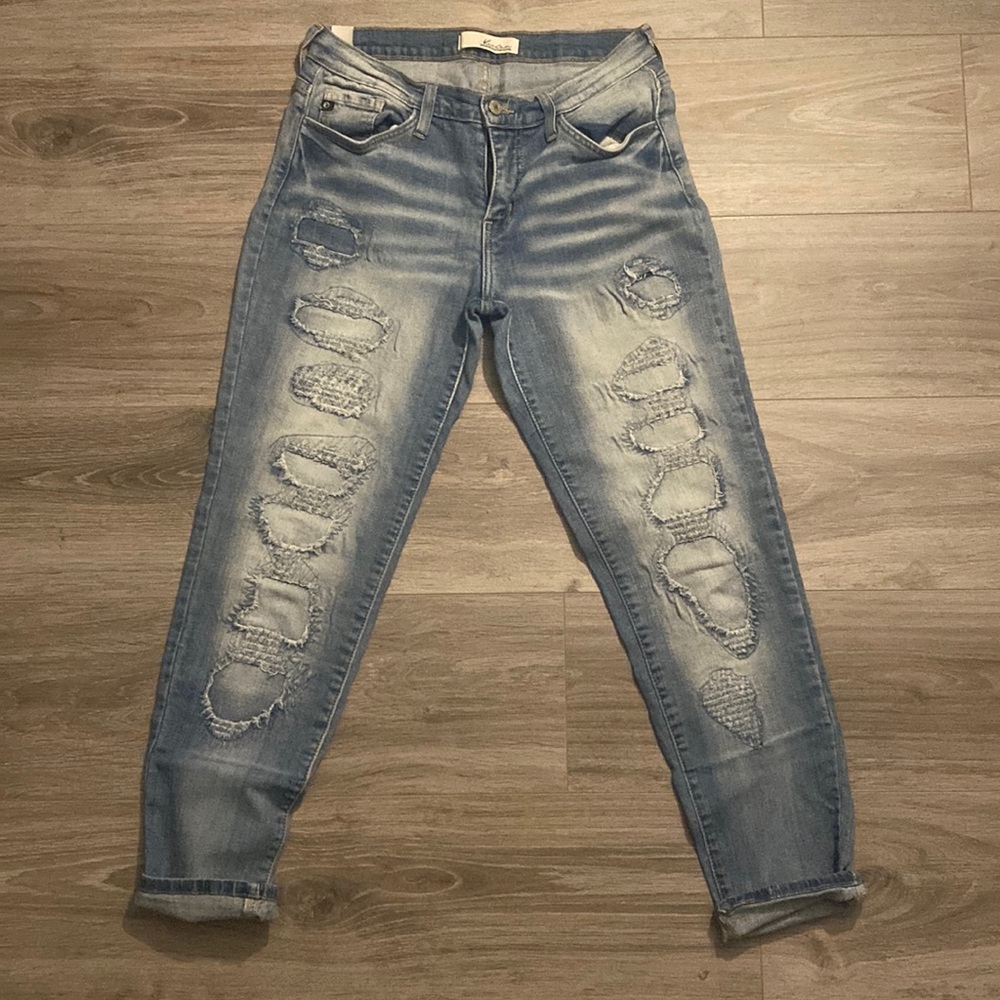 Distressed boyfriend fit jeans, super stretchy!